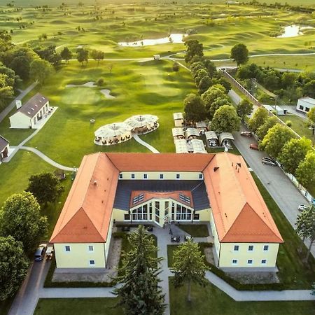 Klaudia'S Hotel & Restaurant At Golf Resort, Bac Samorin Exteriér fotografie