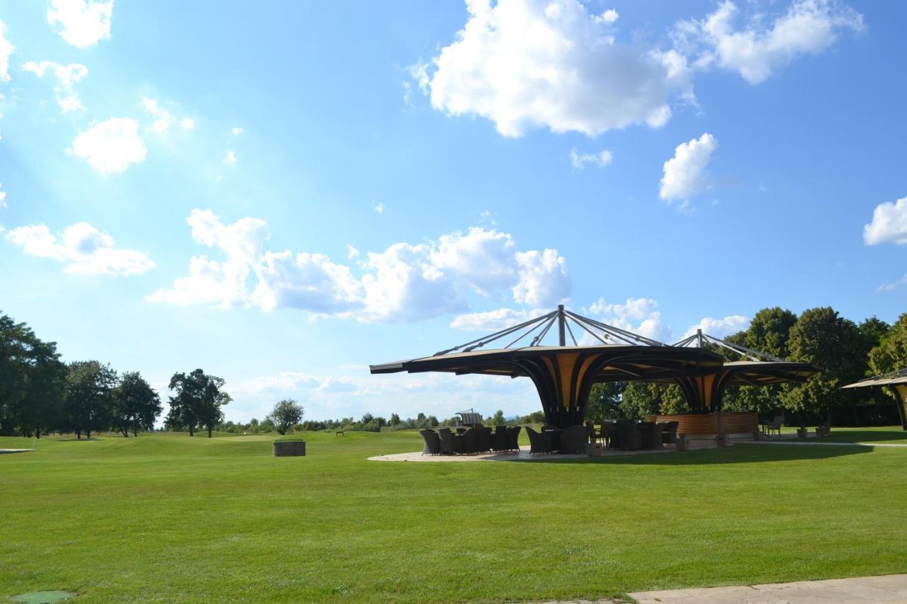 Klaudia'S Hotel & Restaurant At Golf Resort, Bac Samorin Exteriér fotografie