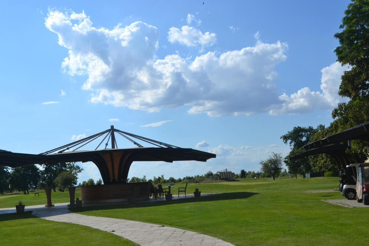Klaudia'S Hotel & Restaurant At Golf Resort, Bac Samorin Exteriér fotografie