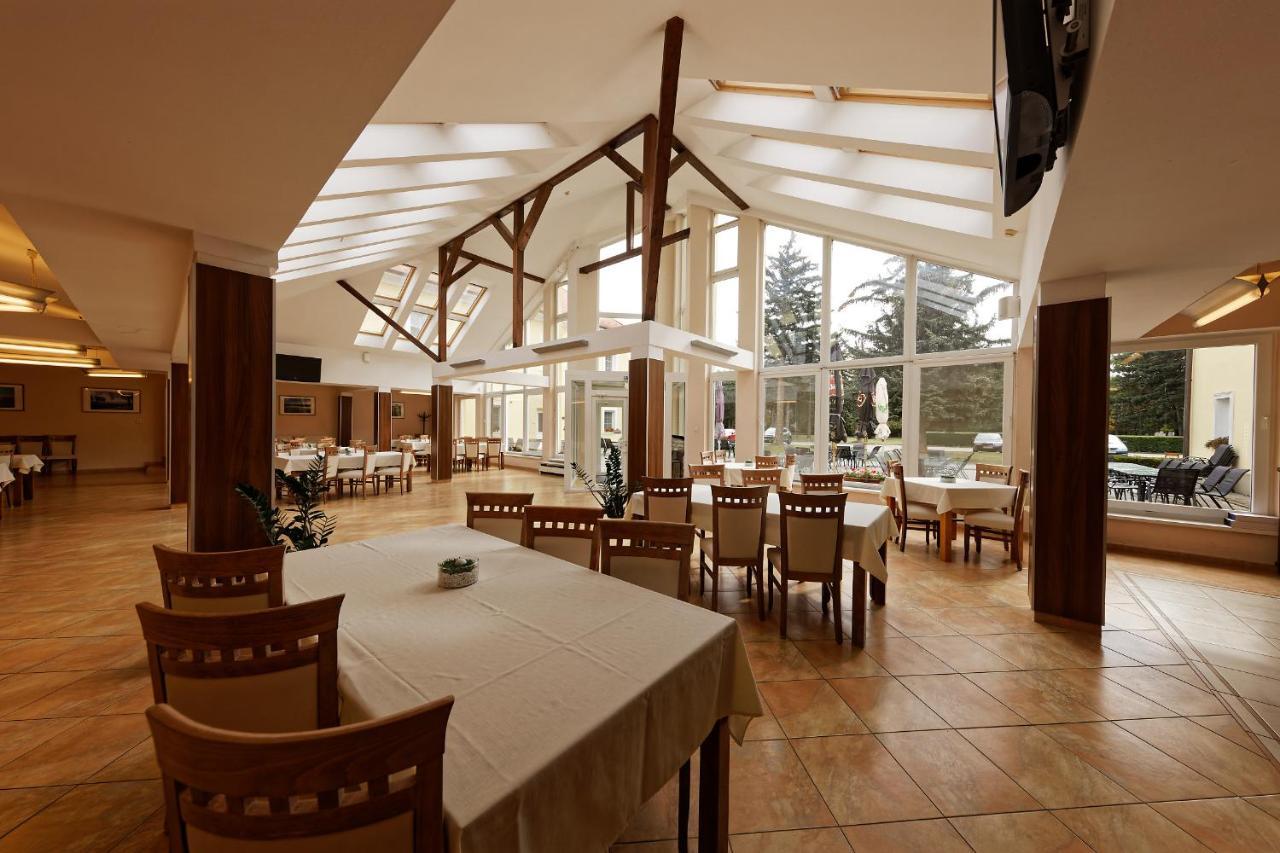 Klaudia'S Hotel & Restaurant At Golf Resort, Bac Samorin Exteriér fotografie
