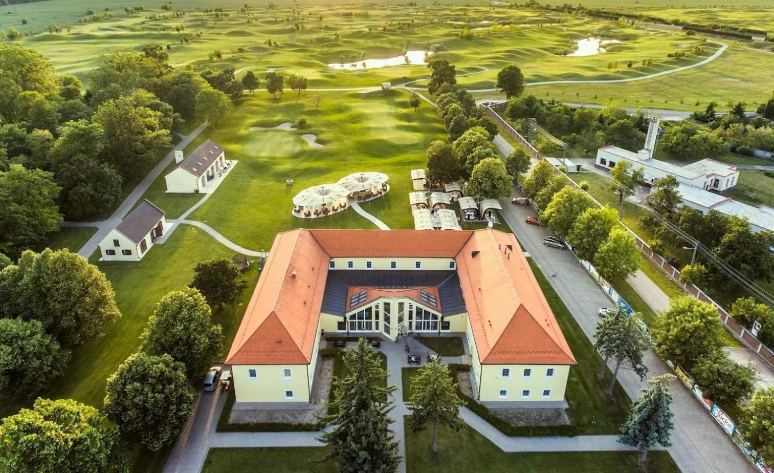 Klaudia'S Hotel & Restaurant At Golf Resort, Bac Samorin Exteriér fotografie